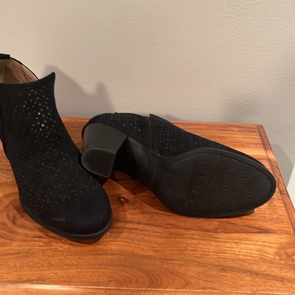 Life Stride Black Booties - Picture 2 of 3